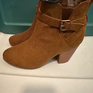 Women's Tan Ankle Boots w/ buckle